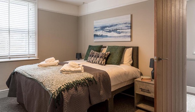 Comfortable 5-Bedroom House in Cheltenham