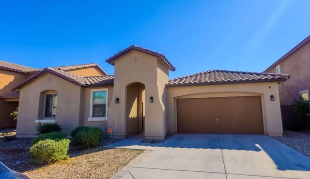Comfortable 5 bedroom home in phoenix