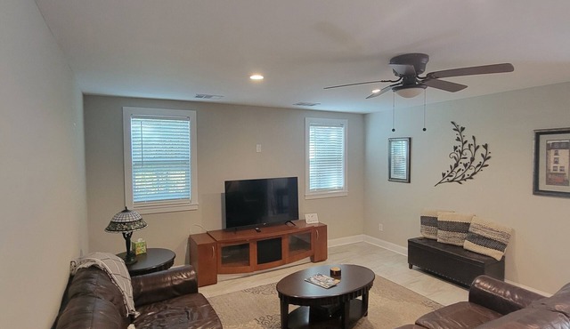 Comfortable 6-bedroom house with in-law suite