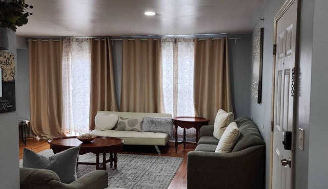 Comfortable 6BR ★ Free Parking Near NYC & EWR