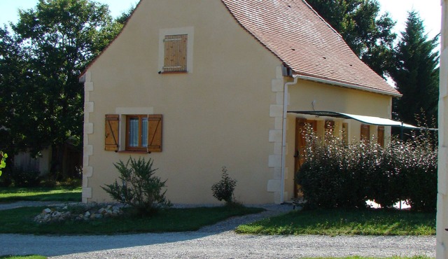 Comfortable 8-person house with shared heated pool between Sarlat and Cahors