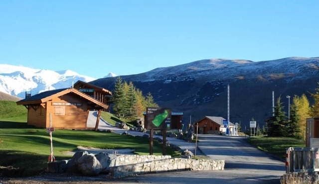 Comfortable accommodation at the foot of the slopes, south-facing, shops, quiet location