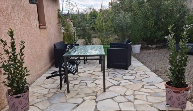 Comfortable air-conditioned studio in a quiet villa 15 km from Cannes