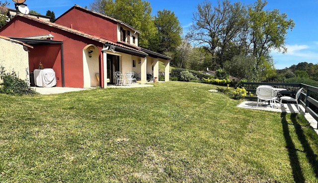Comfortable air-conditioned villa - private heated swimming pool 3 kms from Sarlat center