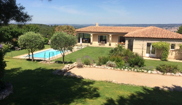 Comfortable air-conditioned villa with panoramic view of aix en provence