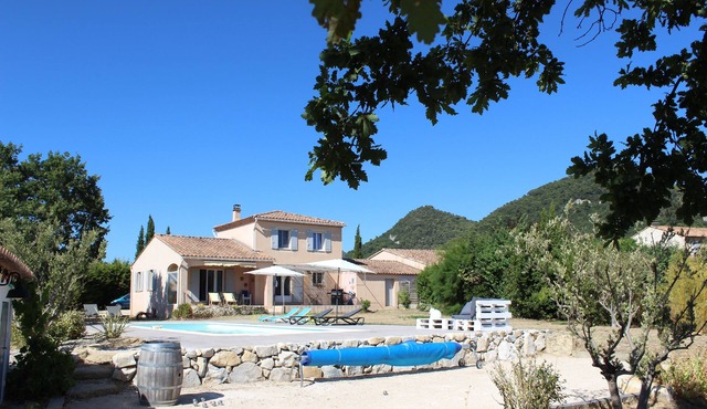 Comfortable air-conditioned villa with swimming pool at the foot of the village of Séguret