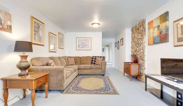 Comfortable Alabama Apartment: Pets Welcome!