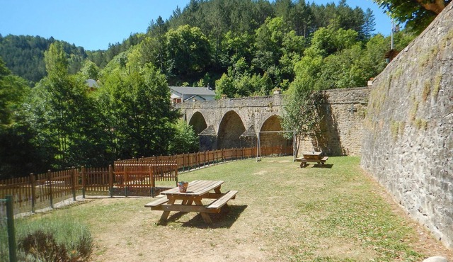 Comfortable and compact mobile home near the river Le Trèvezel.