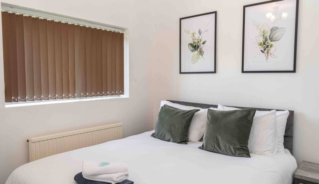 Comfortable and Convenient 3 BR House with Parking