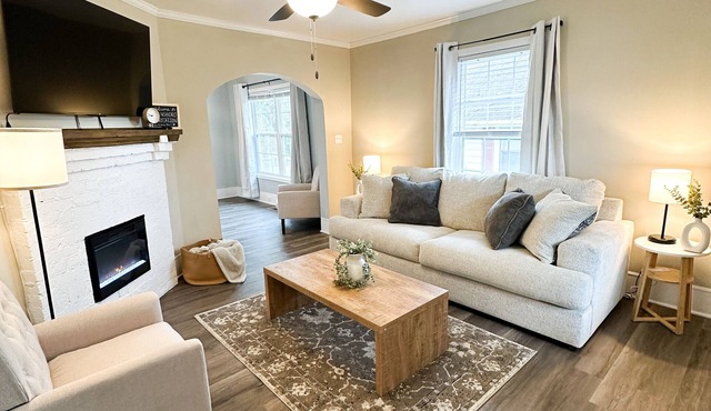 Comfortable and convenient 3 bedroom 2 full bathroom home minutes from downtown!