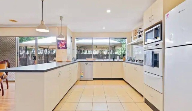 Comfortable and Cozy Tarneit Large Family Home w/ BBQ