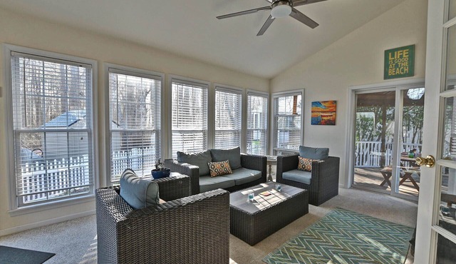 Comfortable and Dog Friendly 4 Bed/2.5 bath House in the Clearwater community! Wifi, Pool, Tennis, Beach Town, Pets Allowed!