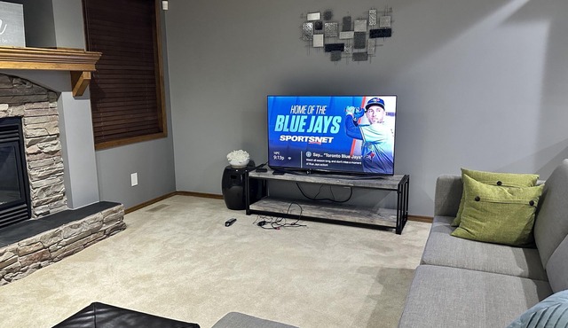 Comfortable and family-friendly 3BR House in Cranston w/AC