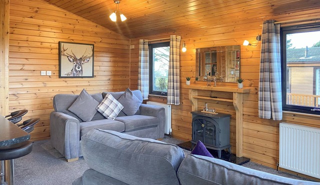 Comfortable and spacious lodge with two doubles, one with en suite shower.