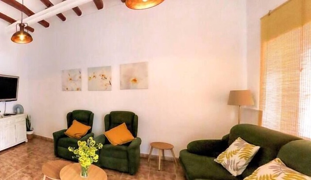 Comfortable and large house, recently renovated in the center of Estartit with a small pool