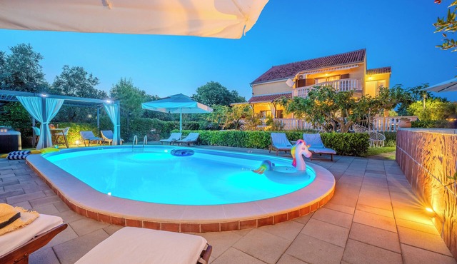 Comfortable and lovingly furnished vacation home with pool and whirlpool