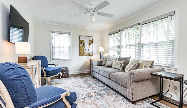 Comfortable and Quiet Condo near the Village and NC State