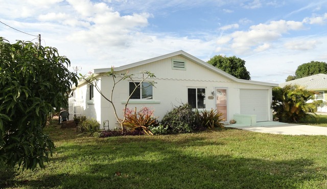 Comfortable and relaxing house located on a deep water canal.