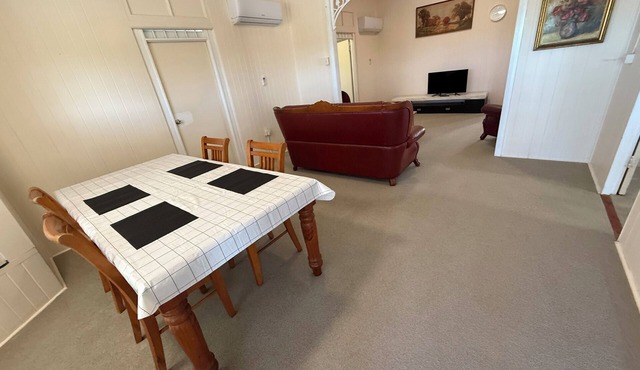 Comfortable and safety Queenslander home stay