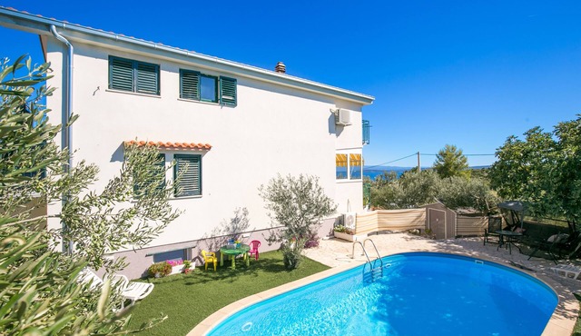 Comfortable and spacious apartment with terrace and sea view Kaštel Novi, Kaštela (A-22569-a)