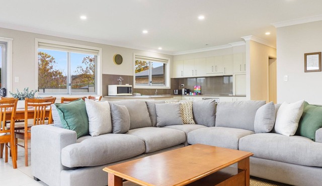 Comfortable and spacious 4 Bedroom, 3 Bathroom open plan home in Berridale
