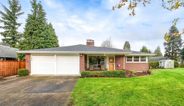 Comfortable and Spacious Pet-Friendly Home W/Hot Tub