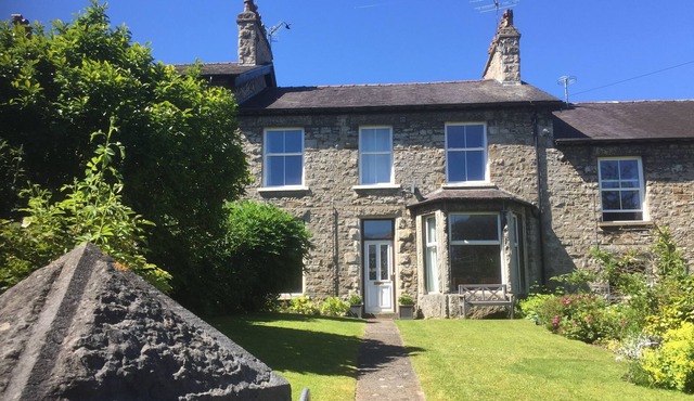 Comfortable and spacious holiday let minutes from the water