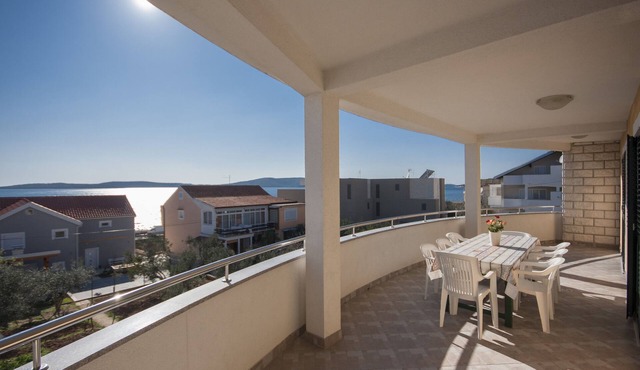 Comfortable and spacious apartment with terrace and sea view Brodarica, Šibenik (A-5736-a)