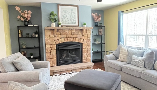 Comfortable and Spacious Home: Entertainment room, Gym + large deck and patio