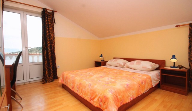 Comfortable and spacious apartment with terrace and sea view Kali, Ugljan (A-8234-a)