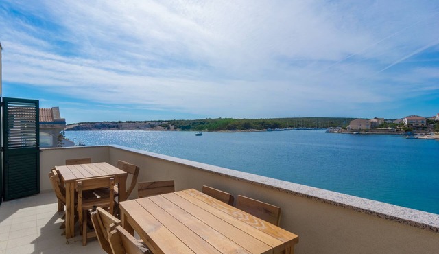 Comfortable and spacious apartment with terrace and sea view Šimuni, Pag (A-18386-c)
