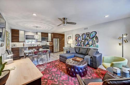 Comfortable and stylish condo near Myers Park