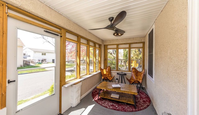 Comfortable and quiet 3-bedroom-walk to downtown