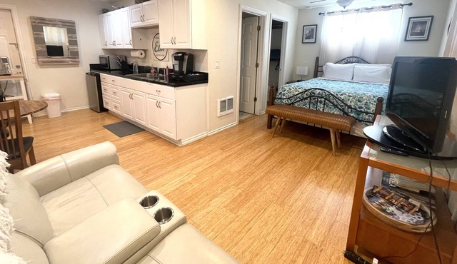 Comfortable and Well Stocked-Central Location-2 blocks to Major Park