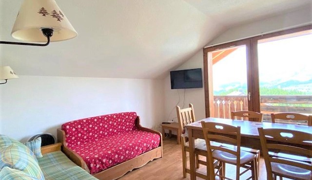 Comfortable apartment for 6, La Joue du Loup, parking included