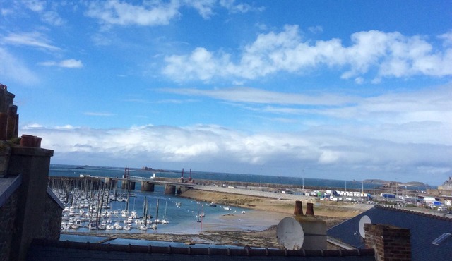 COMFORTABLE APARTMENT IN FRONT OF THE BEACH SEA VIEW AND ST MALO INTRA-MUROS