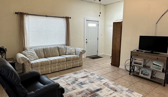 Comfortable apartment close to town and 6 miles to Lake Cumberland!