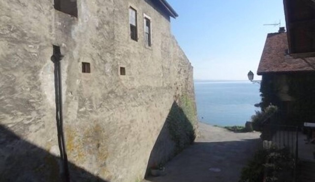 comfortable apartment, 2/4 people, equipped, on the shores of Lake Geneva, in Yvoire.