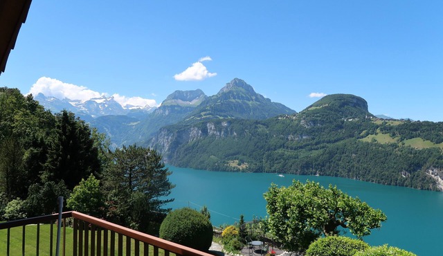 Comfortable apartment in a unique location directly above Lake Lucerne
