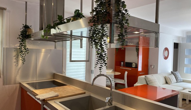 COMFORTABLE APARTMENT WITH WIFI, BETWEEN CITY OF ARTS AND BEACHES