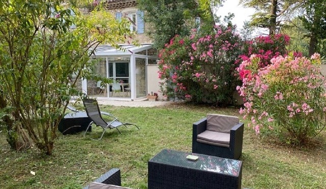 Comfortable apartment in Drôme Provençale. Private green space.