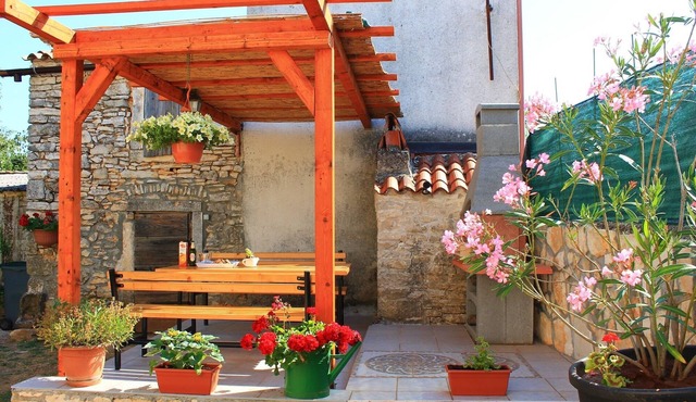 Comfortable apartment for up to 6 people in the typical Istrian village