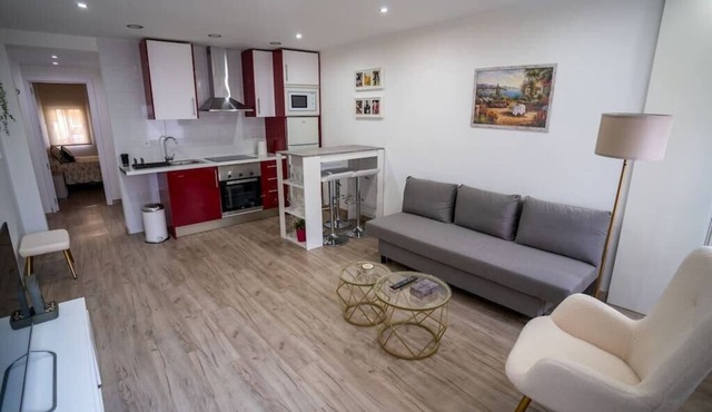 Comfortable apartment near Airport by beBalmy