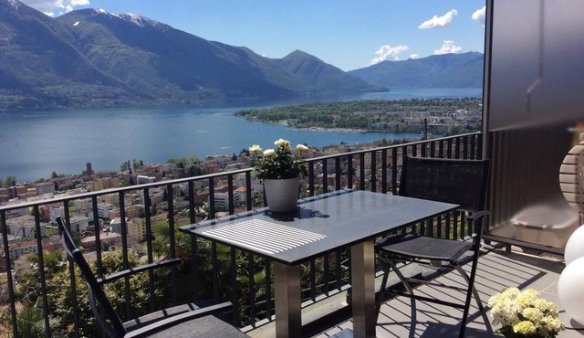 Comfortable apartment with panoramic views over Lake Maggiore and indoor pool