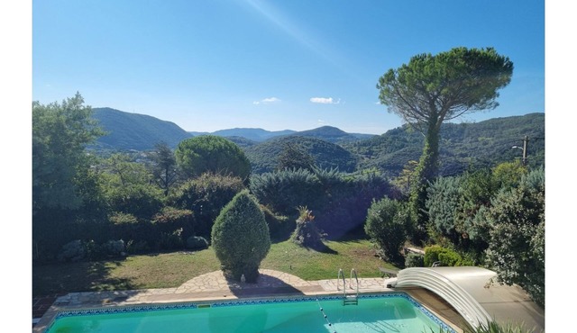 Comfortable apartment with swimming pool and superb view