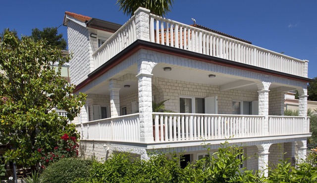 Comfortable apartment with private swimming pool, spacious terraces, 80m from the beach