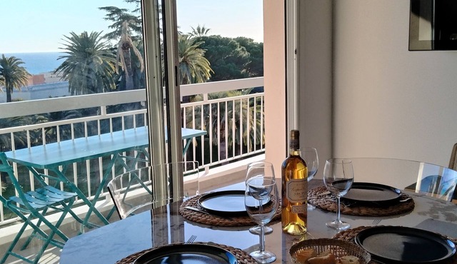 Comfortable apartment with sea view in gated residence with private parking.