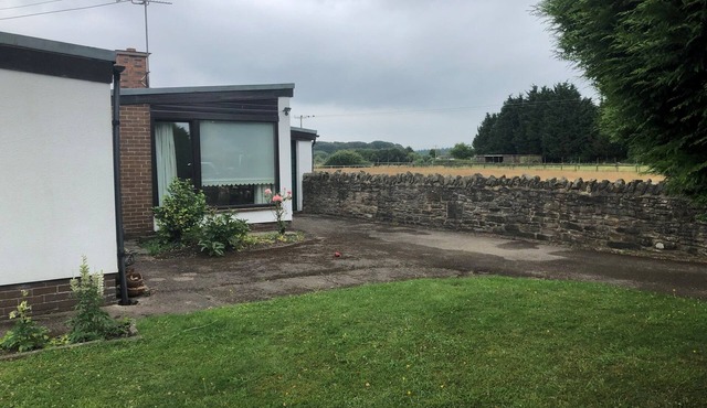 Comfortable architect designed retro style bungalow, easy access