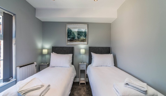 Comfortable & Available 2 Bedroom Apt w/Parking