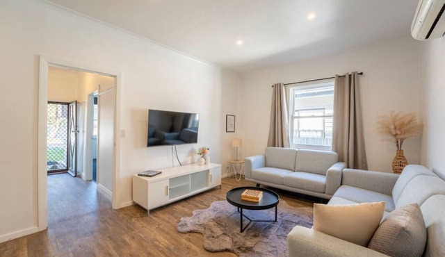 Comfortable Black Hill Cottage